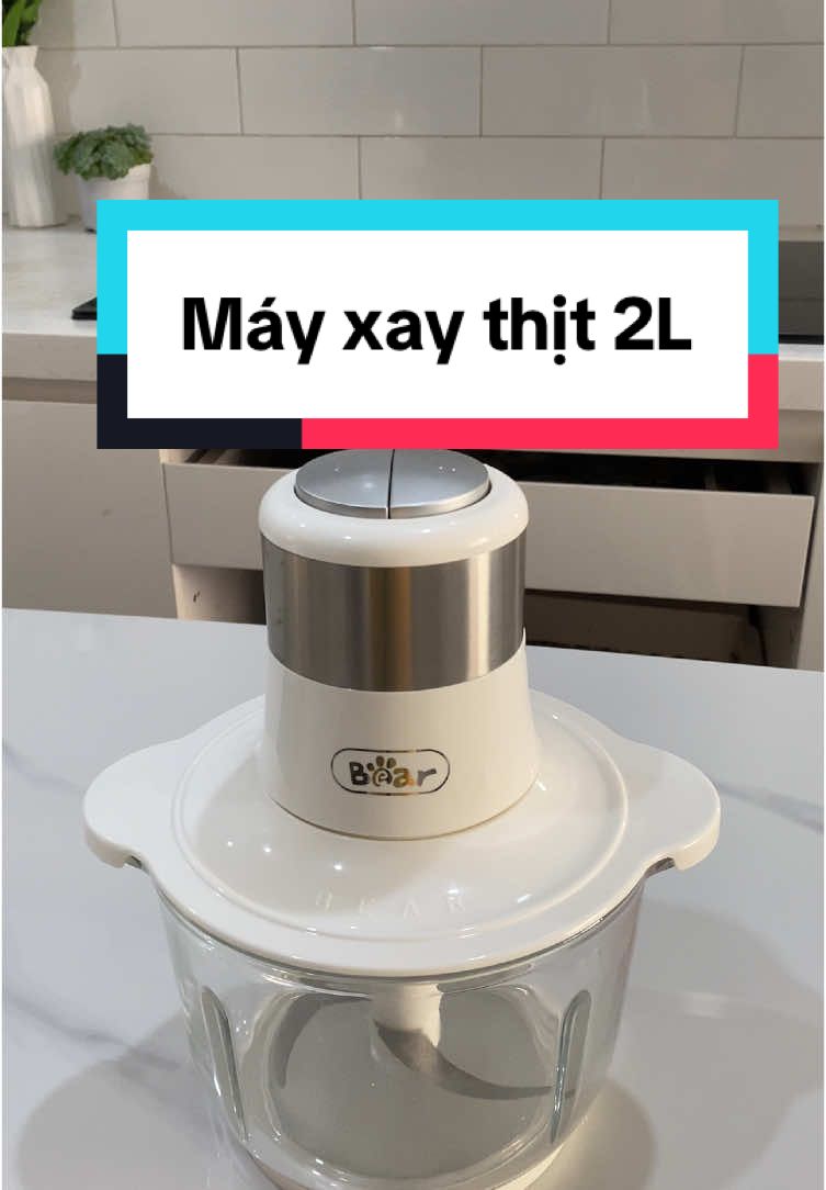 💞 💞 Máy xay thịt Bear 2L, BẢN QUỐC TẾ  ⭐ ⭐  được thiết kế với hai nút bấm hỗ trợ người dùng dễ dàng xay cả nguyên liệu cứng và mềm. - Công suất 300W, 4 lưỡi dao kép, dung tích 2L – Chế độ xay bình thường giúp xay các nguyên liệu mềm như trứng, hoa quả, thịt (xay thành miếng nhỏ vừa), xay rau (cần tây, bắp cải, nấm hương…), gia vị nấu ăn (tỏi, ớt, hành…) – Chế độ xay nhanh giúp xay các nguyên liệu cứng như thịt, các loại củ, cà rốt, hạt óc chó… Vừa đa năng vừa tiện lợi như thế, máy xay thịt Bear 2L SB-MA02L hẳn đã ghi được điểm với bạn rồi chứ? #bearvietnam #mayxay #mayxaythit #mayxaydanang #mayxaythitdanang #mayxaythit2l 