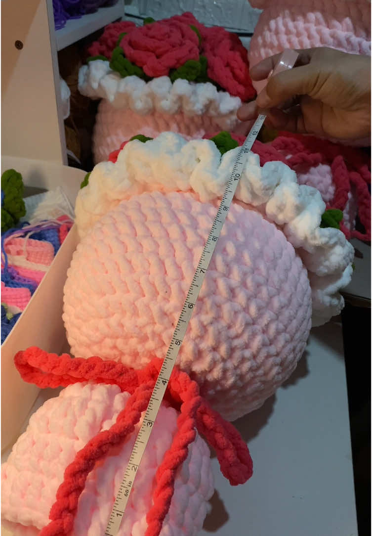 OooOoh to received chunky bouquet~ DM us for orders and inquiries. 🫶🏻  #foryou #giftideas #handmade #valentinesgift #flowerbouquet #valentinesgiftideas #giftforher #crochet #chunkybouquet #crochetedbystephie #anniversarygift #fyp #foryoupage 