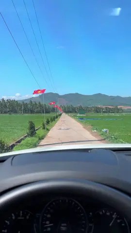 Gạt bỏ qua phố xá nơi xa quay về đây nhà ta sum vầy..