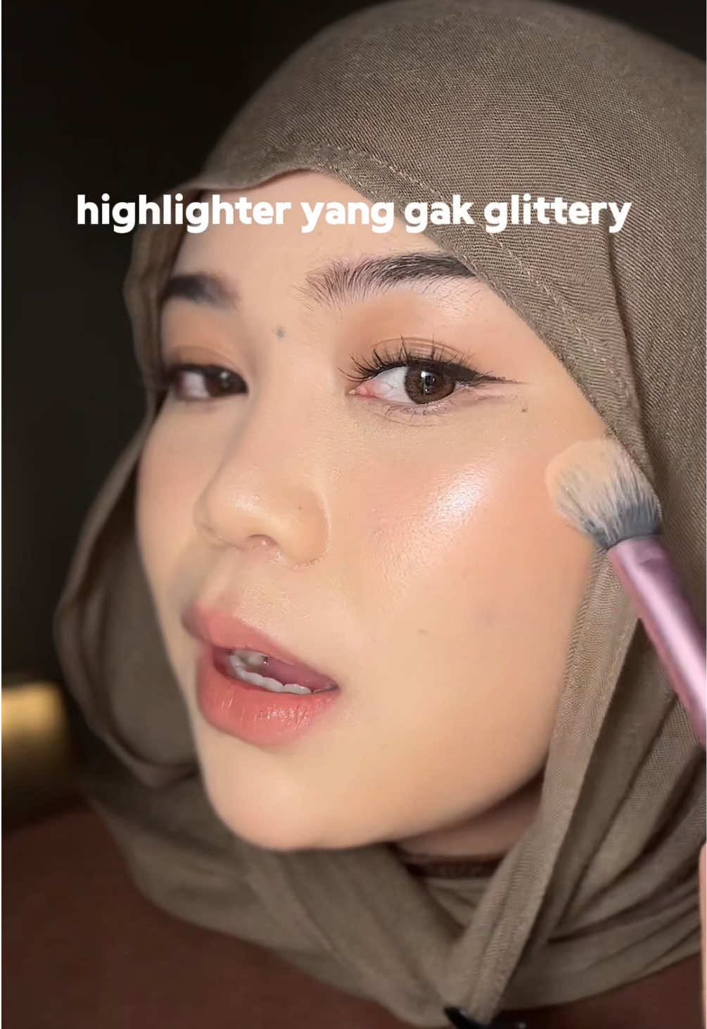 paling picky kl soal highlighter aku ogaaah bgt pake highlighter yang isinya glitter!?!?? yaaa selera sih tp aneh aja masa glowingnya glowing glitter?? we want glowing basah kaya glowing kulit sehatt!!!!!! #BeautyTok #saniye #highlighter 