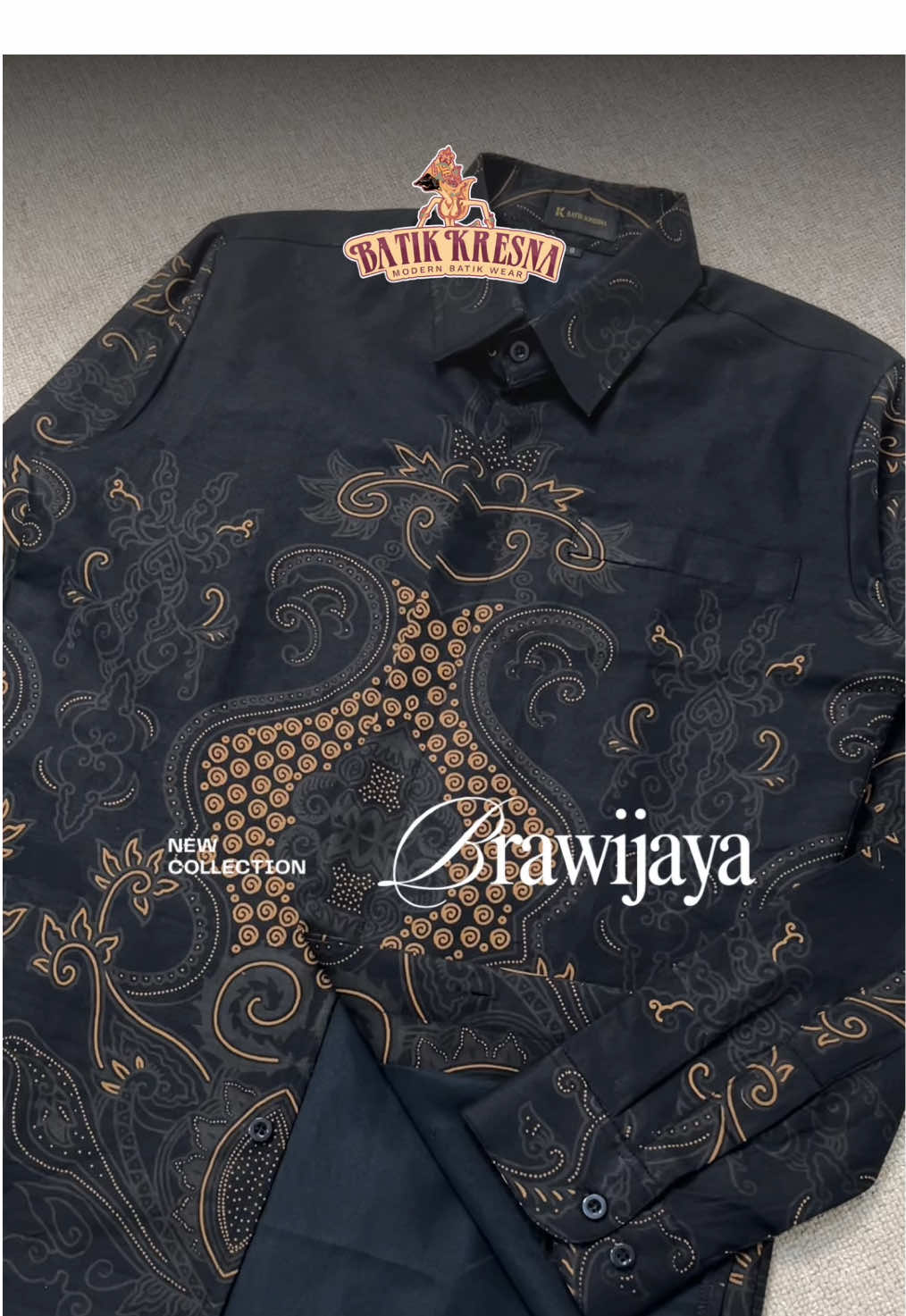 Kemeja Brawijaya solusi tampil keren di berbagai kegiatanmu 😎 #kemejabatikpria #batikpremium #blackoutfit #batikpria 