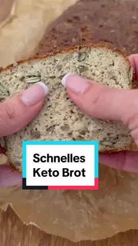 Leckeres proteinreiches Brot ohne Mehl und glutunfrei - auch als Keto Brot perfekt einsetzbar. Super schnell und einfach gemacht. Mit diesem mehlfreien und gesunden Low Carb Brot wirst du normales Brot sicher nicht mehr missen. Es schmeckt sowohl mit herzhaftem sowie mit süßem Belag. PS: Mit „schnell“ beziehe ich mich auf die Zubereitung, weil das Brot wirklich ruckzuck fertiggemacht ist. Du brauchst: - 500 körniger Frischkäse (ich habe Halbfettstufe benutzt) - 250g gemahlene Mandeln - 50g gemahlene Flohsamenschalen - 3 Eier - 50g Kürbiskerne (optional) - 50g Sonnenblumenkerne (optional) - 1 gehäufter TL Backpulver - 1 TL Salz Die Kerne sind komplett optional! Zubereitung vom Brot: 1. Ofen auf 180 Grad Ober/Unterhitze vorheizen 2. Alle Zutaten in eine Schüssel geben und gut vermischen. Achtung: Der Frischkäse muss gut „zerdrückt“ bzw etwas gestampft werden, sodass die Körner nicht mehr so grob sind, Wenn du nicht so viel kneten willst, kannst du den Frischkäse schon vorher mit den Eiern in einer Küchenmaschine zu einer gleichmäßigen Masse verarbeiten. Das Resultat des Teigs sollte übrigens ein ziemlich trockener Teig sein, wie du auch im Reel sehen kannst. 3. Selbst zu einem Brotlaib formen oder in eine kleine Kastenform mit Backpapier füllen. 4. Für 75 Minuten backen (nach circa 60 Minuten mit Aluminium abdecken, da es dann sehr dunkel wird) 5. Wichtig: KOMPLETT auskühlen lassen, ehe du es anschneidest. Ergibt circa 13 Scheiben. Nährwerte pro Scheibe: Kalorien: 196kcal KH: 2,8g Eiweiß: 11g Fett: 13g #keto #ketogen #ketorezepte #highfatlowcarb #ketodiät #glutenfrei #ketobread #ketorecipes #einfacherezepte #schnellerezepte #glutenfreierezepte #backen #gesund #abnehmenohneverzicht #gesunderezepte #eiweiß #proteinsnack #creatorsearchinsights 