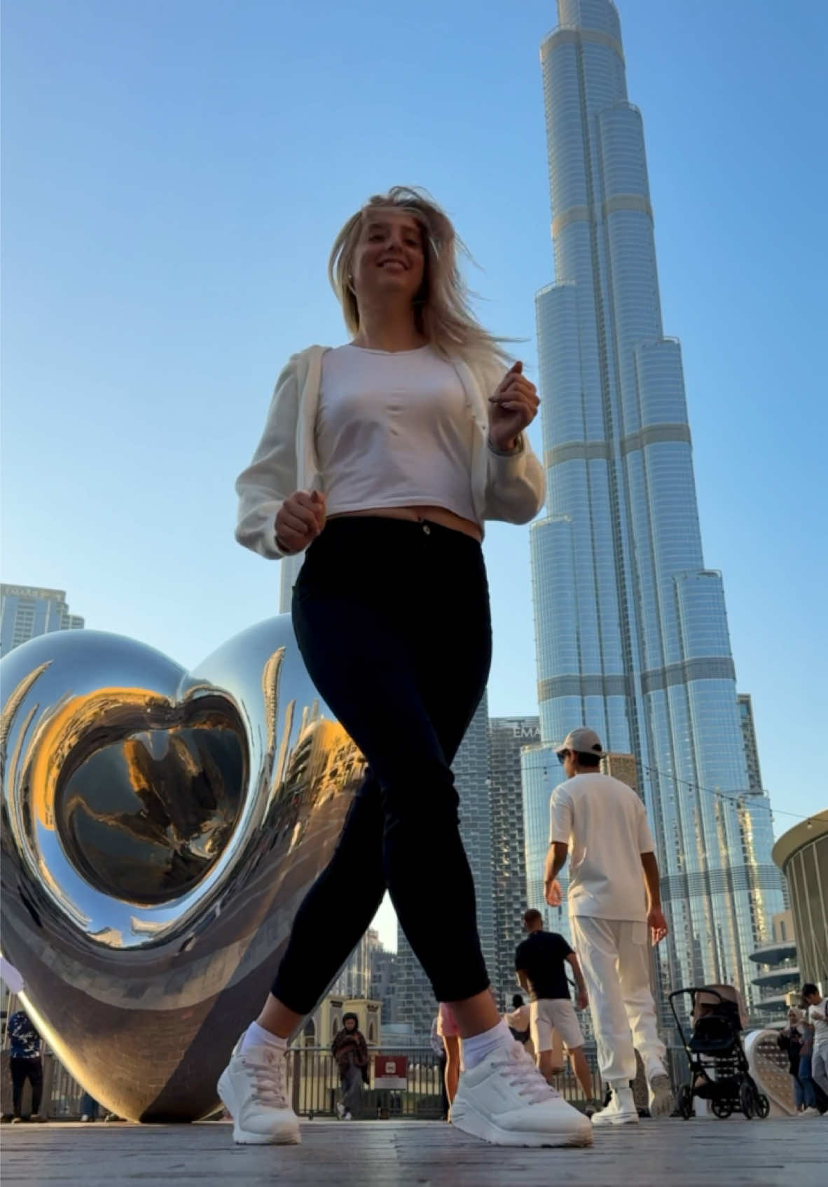 When you dance under Dubai’s sky 🌟✨ #burjkhalifa #dubai #osik #apt #dancer 