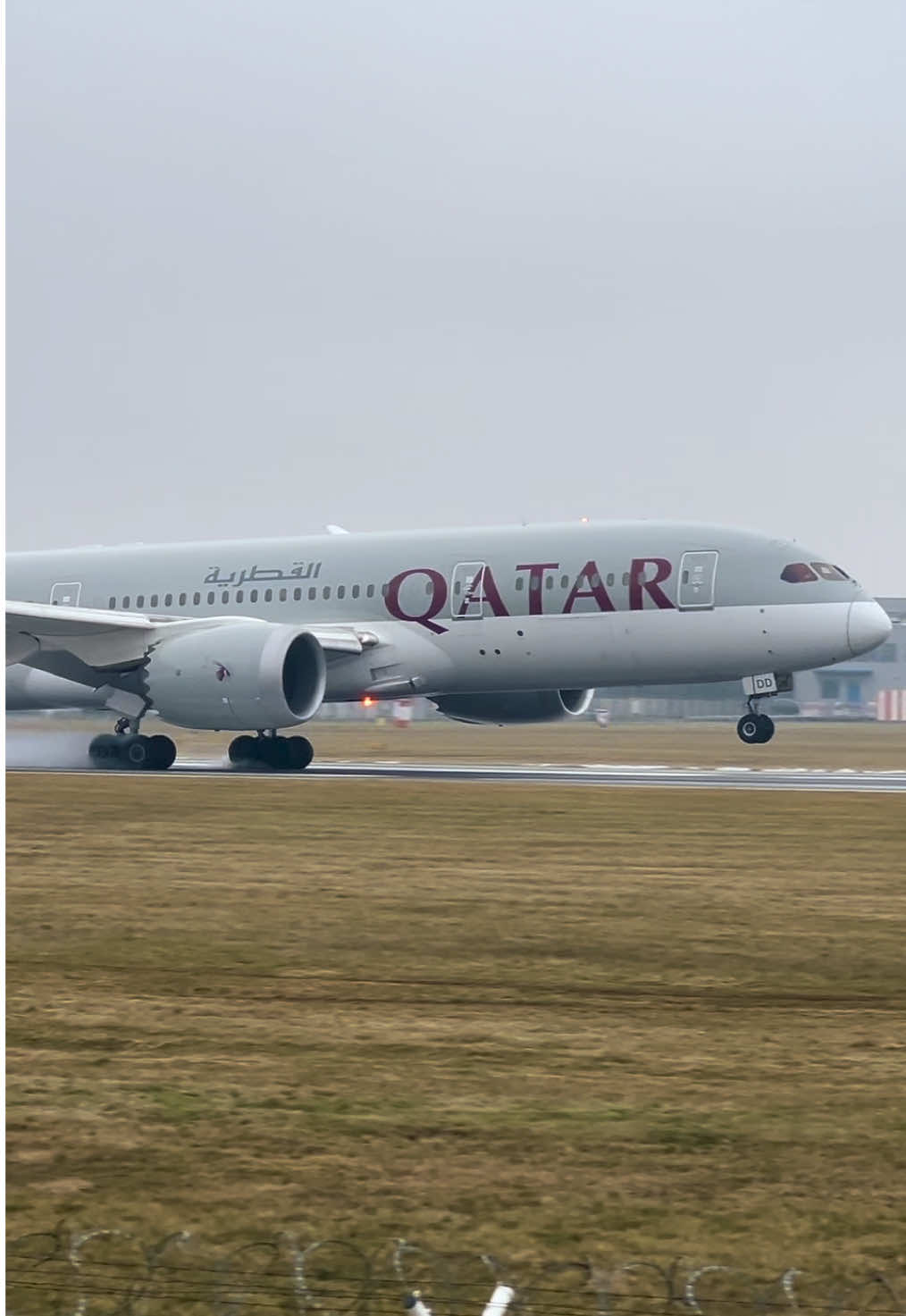 Hi, this is boeing 787-8 Dreamliner Qatar Airways A7-BDD, i hope you like it, flw and like for more videos✨✈️#aviation #plane #plen #boeing787 #boeing787_dreamliner #butterlanding #LKPR #prgairport #fyp #fypシ #fy #foryourpage 