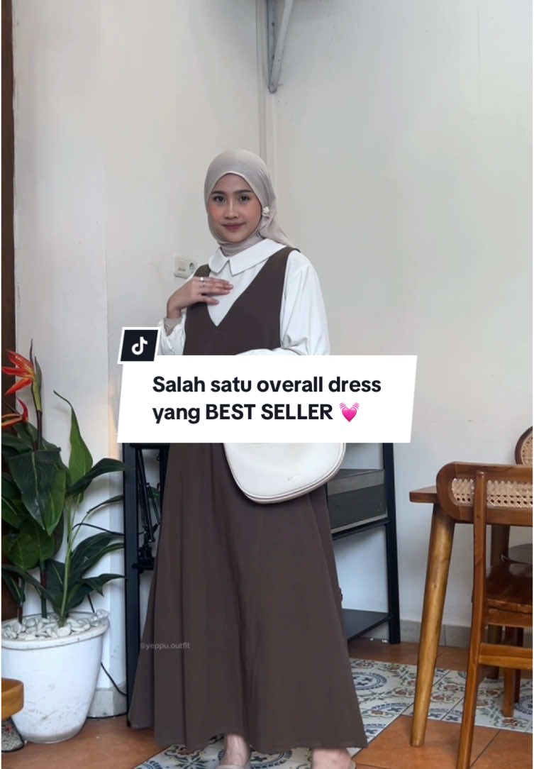 Ga kaget sih kalo overall dress satu ini bisa jadi best seller, cutting-annga cakep banget. Bisa jadi dress lebaran kamu nanti 🥰 #overalldress #dresslebaran #dresskondangan 