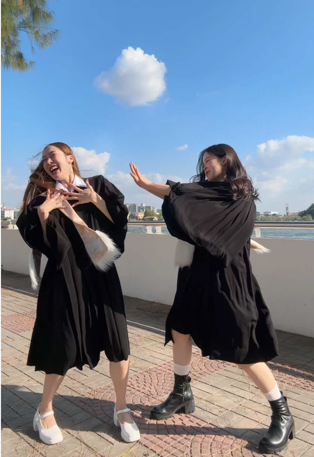 จบแล้วยังหยุมหัวกันอยู่😹 @คูมมิวสิคตุ้บป่อง  #รับปริญญา #มธ #graduation 