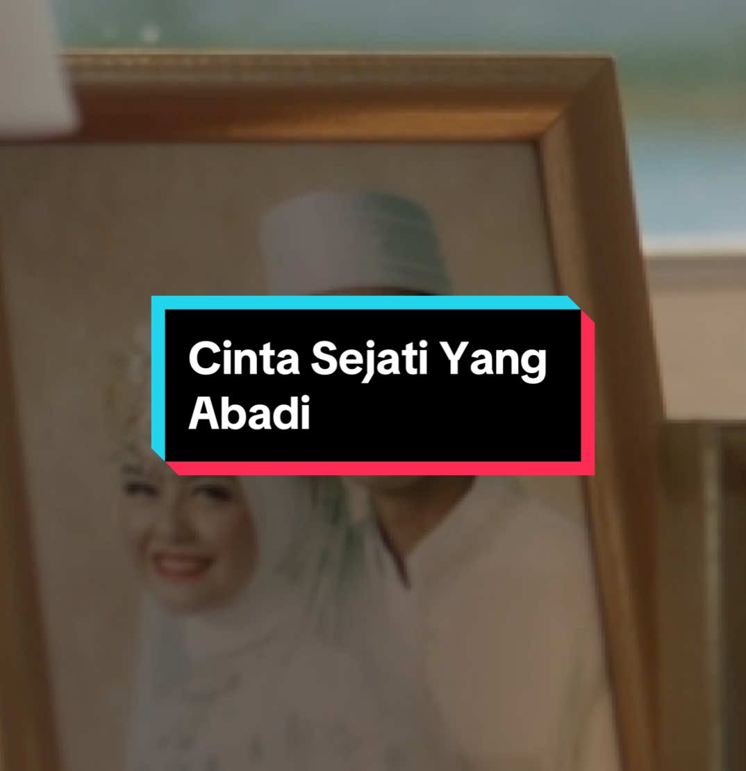 Cinta sejati yang abadi.  Di makam Leila, Arman kembali mengenang cinta sejatinya yang tak lekang oleh waktu. Meski hidupnya berubah, hati Arman tetap setia pada janji dan kenangan bersama mendiang istrinya, Leila.  Kalian siap merasakan cinta dan haru yang mendalam? 🥺 @BASE Entertainment @Mama Key @Amanda Manopo @Revalina S Temat   Saksikan perjalanan cinta Arman di film  “1 Imam 2 Makmum” yang sedang tayang di bioskop sekarang! 🎥 #1imam2makmum #jagahatianika #romanticdrama #dramalovers #movienight 