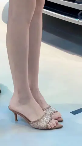 How about this figure #professionalmodel #wear the beauty of long legs #how can it be so good-looking #secret of long legs #discover life and discover beauty 