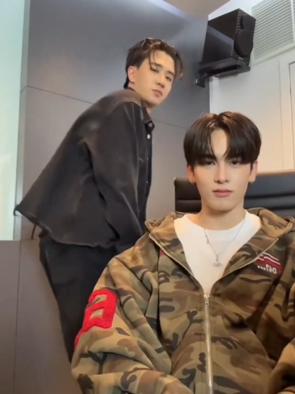 I can't  stop laughing 🤣🤣🤣 Perth hips don't lie 🤣🤣 #perthsanta #santapp #santapongsapak #perthtanapon #perthppe #kdppe #perfect10liners #fypシ゚ #fyp #dance 