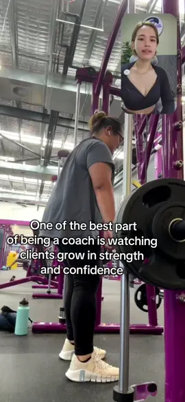 I can not put into words the joy I feel everytime I see my client grow in confidence and strength. Watching her push her limits and  transform not just physically  but mentally is a privilege that I will never take for granted #onlinefitnesscoach #weightlosstransformation #weightloss #weightlosscheck #strongwomen #gymgirl 