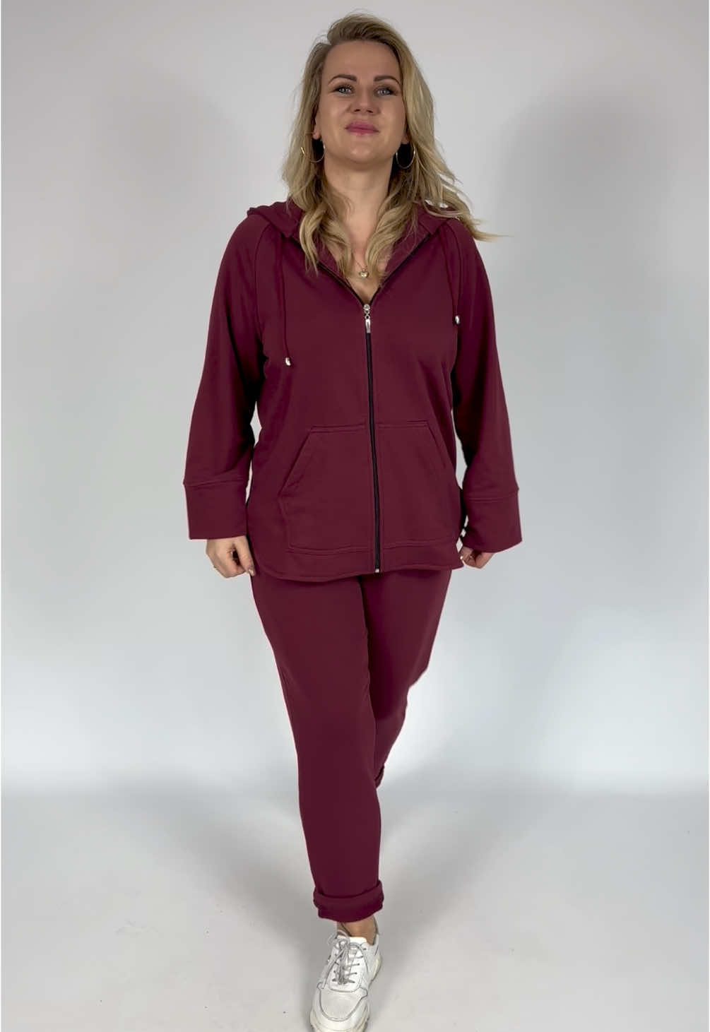 Komplet dresowy KLARA złożony jest z dłuższej bluzy z kapturem,z rozcięciami po bokach oraz spodni o luźniejszym kroju, na gumce, z kieszeniami. Dres wykonany jest z 95% bawełny PREMIUM . Dostępne rozmiary 36/38, 40/44, 46/48,50/52, 54/56  Kolory :🍀blue jeans, 🍀bezowy 🍀szary, 🍀czekoladowy, 🍀bordowy, 🍀granatowy, 🍀butelkowa zieleń 🍀czarny 🍀SZAŁWIA  Genialna, polska jakość🇵🇱Wszystkie ubrania powstają w naszej własnej szwalni. Zamówienia hurtowe i detaliczne można składać w wiadomości prywatnej lub pod nr tel 604184564, 660699333 Komplet jest również dostępny na naszej stronie internetowej www.olafashionstore.pl #dres #bawelnianydres #polskiproducent #moda #fashion #olafashion #modaonline #plussize #plussizefashion #komplet #plussizemodel #spring #springfashion 