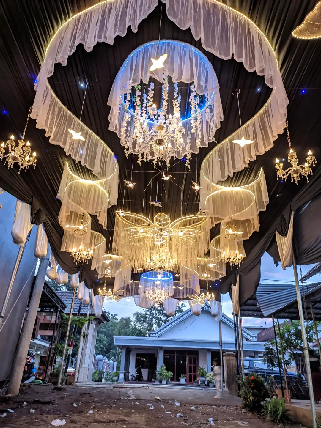 Tenda variasi warna hitam cocok untuk segala acara..  info konsultasi wa 085655300964 atau di ig:irvanjaya_wedding.kdr fb:irvan jaya wo #irvanjayaweddingkdr #irjaudio #irvanjayateropaudio #tendasleyerkediri #tendapernikahan #tendakedirihits #fyp  #tendapernikahanmurah #fypシ  #