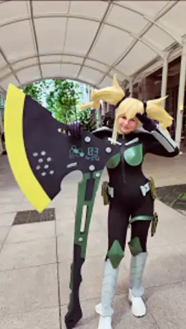 Not a particular smooth microwave edit but it was so hard trying to do this movement with the massive prop! So show Shinomiya Kikoru some love 💖 #cosplay #kaijuno8 #comicfiesta2024 #cosplayer #shinomiyakikoru #microwaveedit 