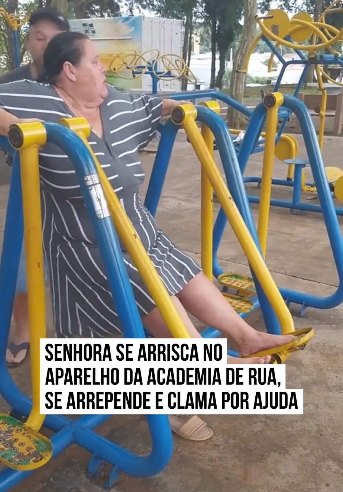 😮  Sandra só queria fazer um #exercício, movimentar o #corpo e achou que começar pelas academias de rua seria uma boa. Acontece que a senhora já achou dificuldades logo no simulador de #caminhada. Sandra não conseguiu se equilibrar no aparelho, não foi capaz sair de cima do simulador e ainda bem que tinham conhecidos próximos para ampará-la. #EntretêNews Essa foi por pouco 😂 📹 @sandratoral2oficia | @myhoodbr