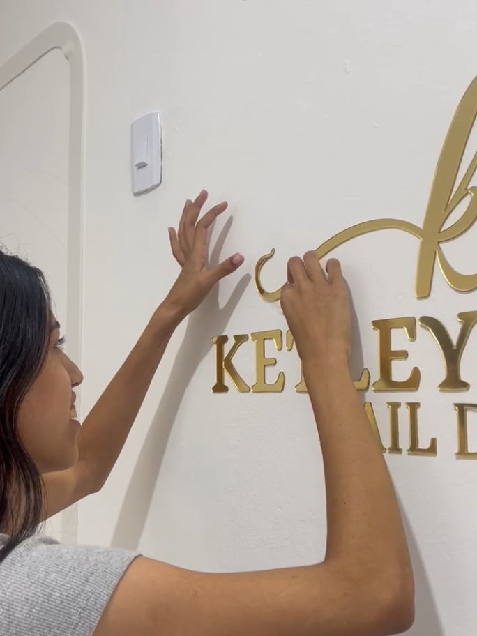 logo em acrílico PERFEITA!!! Simplesmente apaixonada.  . . . #nails #logodeacrilico #studionails #montandomeustudio #sonhos #nail #shopee #comprinhas 