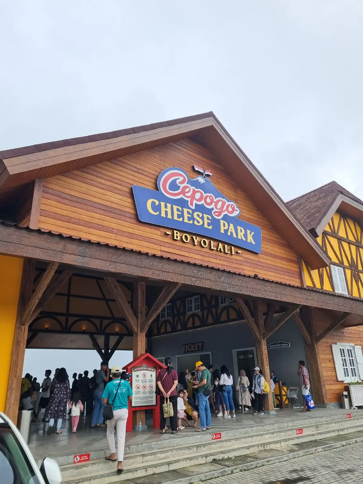 Spot wisata ala Eropa yang sejuk dan worth it,1jam aja dari Klaten. Banyak spot foto, wahana yang seru, dan binatang-binatang yang lucuuuk, HTM 45K deposito 10k. Free yoghurt stick + voucher diskon wahana dan makanan minuman. #placetogoboyolali #boyolali #wisataboyolali #cepogocheesepark 