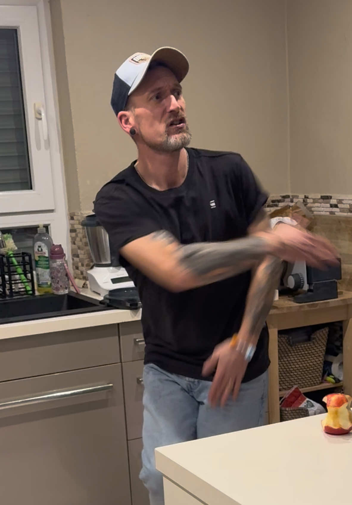 …bring sie einfach zum lachen, dann wird das schon😉😜😎#sveniundnicki #heuwinkels #eheleben #frauvsmann #streit #paarcomedy #humor #typischfrau #lustigevideos #typischmann #unterhaltung #lachen #lachenistgesund #couplegoals #sauer #kochen #couplecomdey #😂 #😜 #😎 #😉 