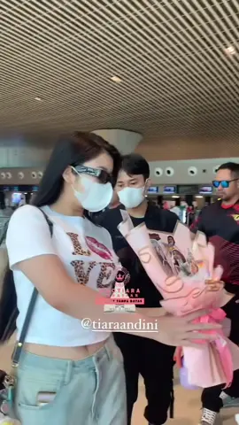 Akhirnyaa rinduku tersampaikan  🥺💓💓 #fyp #foryou #Capcut #Padahariini #viraltiktok #mootiara_official #MootiaraMakassar #tiaraandini #TiaraAndini #TitiKu #Makassar #CintanyaAku #foryoupage @tiara andini 