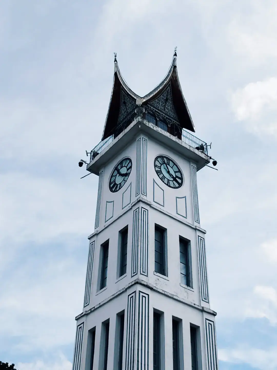 Jam Gadang adalah jam besar di Bukittinggi, Sumatra Barat, yang dibangun pada tahun 1926-1932 oleh pemerintah Belanda untuk memperingati ulang tahun Raja Willem III. Desainnya terinspirasi oleh Big Ben di London dengan sentuhan arsitektur Minangkabau. Jam ini menjadi ikon kota dan simbol sejarah penting bagi masyarakat Bukittinggi. Ig: @salputand09_ #fypシ゚viral #fyp #masukberanda #fyppppppppppppppppppppppp #minang #minangkabau #minangkabaurancakbana #bukittinggi #sumaterabarat #jamgadang 