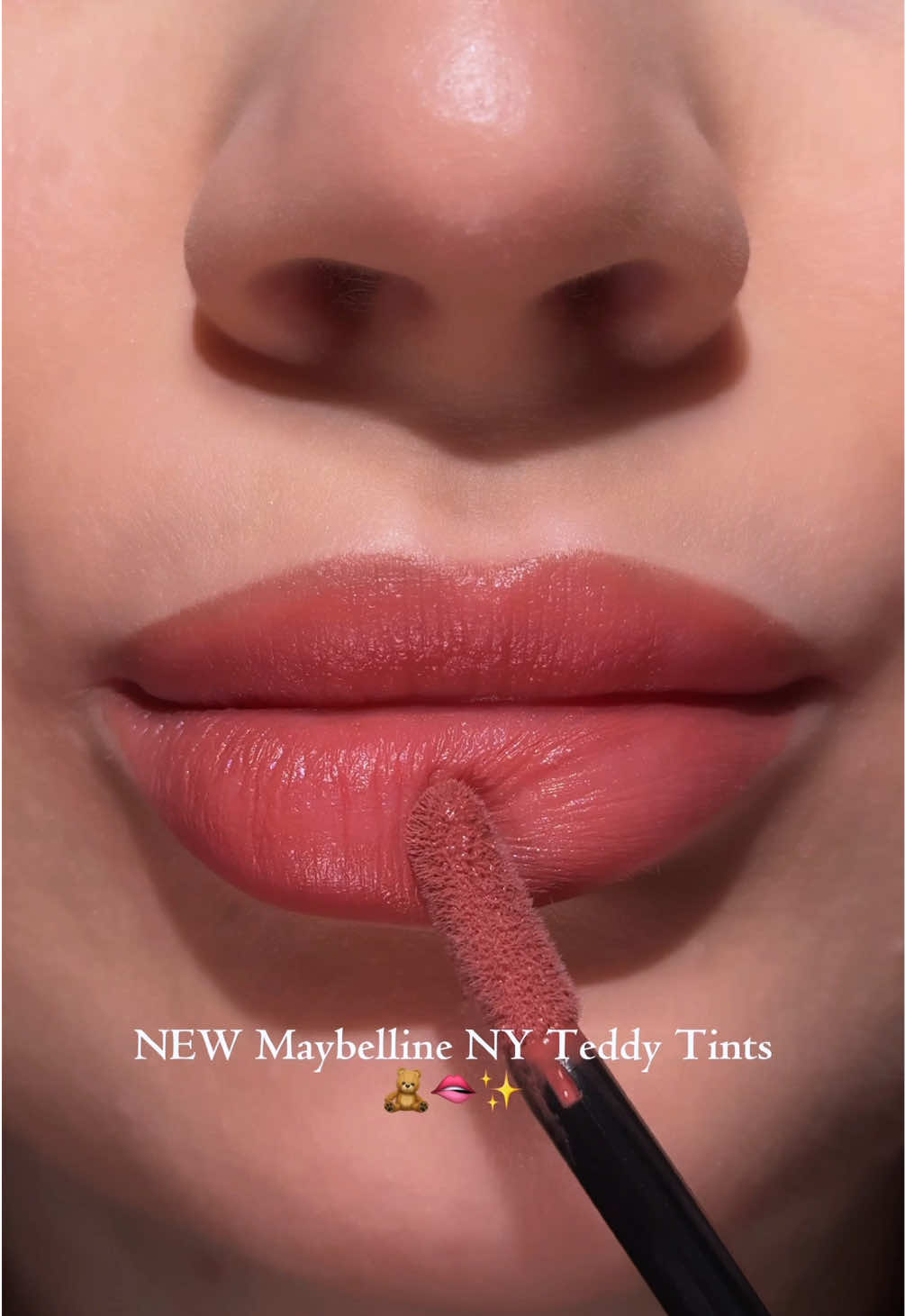 @Maybelline Polska TEDDY TINT 🧸 czyli nowy i innowacyjny produkt, do ust który pokochasz! 🫶🏻5 unikalnych odcieni, trwałość aż do 12H i niesamowity komfort na ustach! ✨ moim ulubieńcem jest zdecydowanie odcień 10 „Current Mood”, a Twoim? 🤭 {reklama}  #teddytint #maybellinepl