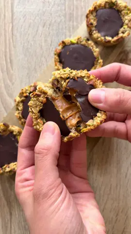 Gourmandises au beurre de cacahuète et pistaches. Les ingrédients : - 150g de compote, - 80g de flocons d’avoine @prozisfrance  - 60g de pistaches, - 2 cuillères à soupe de sirop d’érable, - du beurre de cacahuète, ici du @prozis  - du chocolat noir. Tu mélanges les pistaches concassées, les flocons d’avoine, la compote et le sirop d’érable. Tu places dans des moules à muffins et tu enfournes 15 minutes à 180 degrés. Tu rajoutes à la sortie du four le beurre de cacahuète et ensuite le chocolat noir fondu. Quelques minutes au frais et c’est prêt! Bon app 😍 Collaboration commerciale - produits offerts @prozisfrance @prozis  #recetterapide #recettefacile #paulinette 