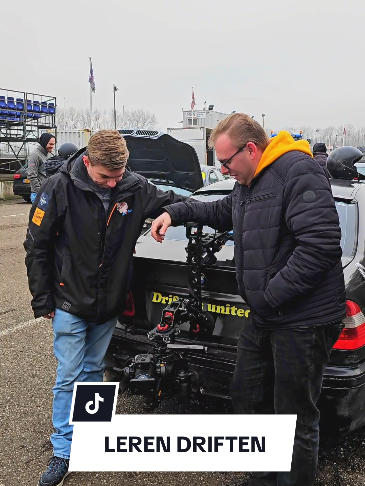 Ja, moet ik ineens leren driften. Nou goed, binnenkort kan je hiervan de eerste aflevering zien op mijn Youtube kanaal. Benieuwd wat ik er van bak 🤣✌️ #Racesensation #Midlandcircuit 
