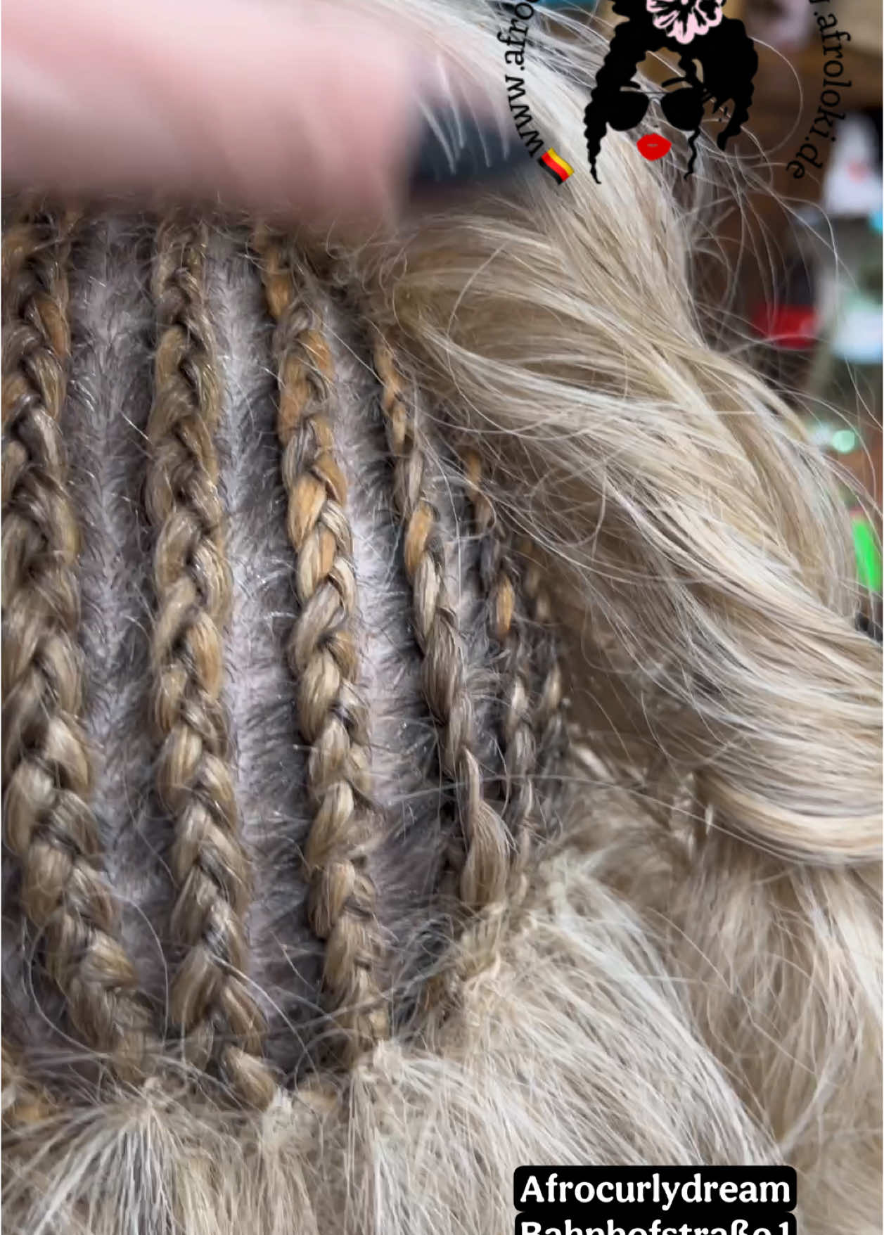 🇵🇱Marzena, zapragneła zmiany i postanowiła zaszaleć z AFROLOKAMI 💥 Na pierwszy raz wybrala blond fale, która mozna delikatnie CZESAĆ .  Nowy rok nowa ONA 🫶🏻 🇩🇪Marzena, wollte eine Veränderung und entschied sich mit den Afrolocken so richtig loszulegen💥.Sie hat blonde Wellen gewählt, Haare die man kämmen kann. Neues Jahr, neue die🫶 AFROCURLYDREAM  Afrolocken, Dreadlocken 42781 Haan  Bahnhofstraße. 1  #afroloki  #afrolocken #afrocurlydream #afrolokihilden #afrolokigosia #lockenfrisur #crochetbraids #cyrlyhair #häkelmethode #extensions #Haarverlängerung #haan #düsseldorf #afrohair #kręconewłosy #kunsthaar #braids #dredokudry #lockdreads #polskifryzjer #afrohair #hairstyling #haircare #afrohairstyles #hairinspiration #lokiwłosy #włosyafro #afromaniaczki #arielki #fale #dredoloki @Highlight