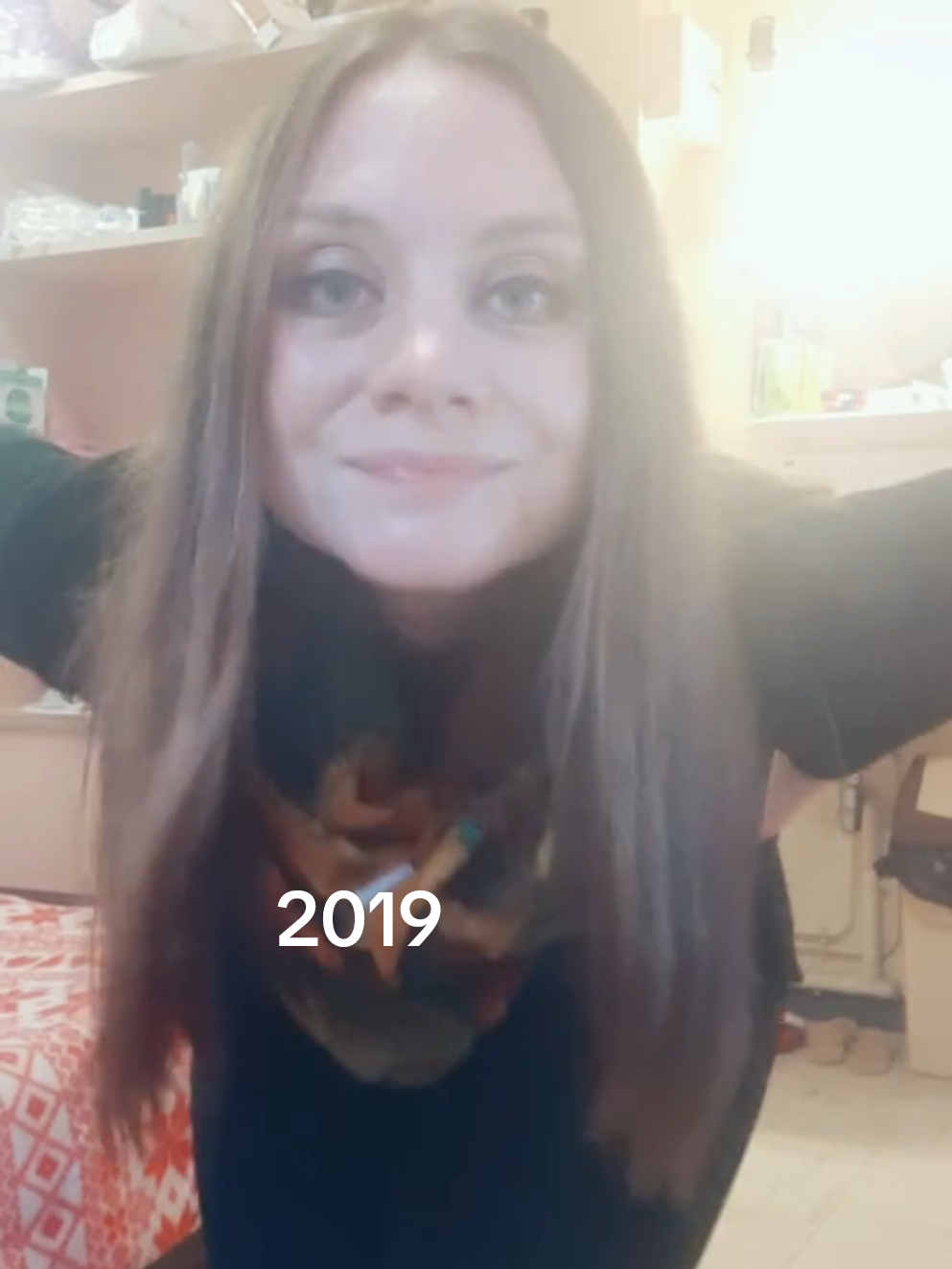 Une des seules vidéos qui me restent du début de mon compte en 2019 ( 24 ans / décembre )... avec mon ancien wiko 🤣🤣🤣 #emelineparentpics #trend #tiktok2019 #2019 #lille #France #outfit #dance 