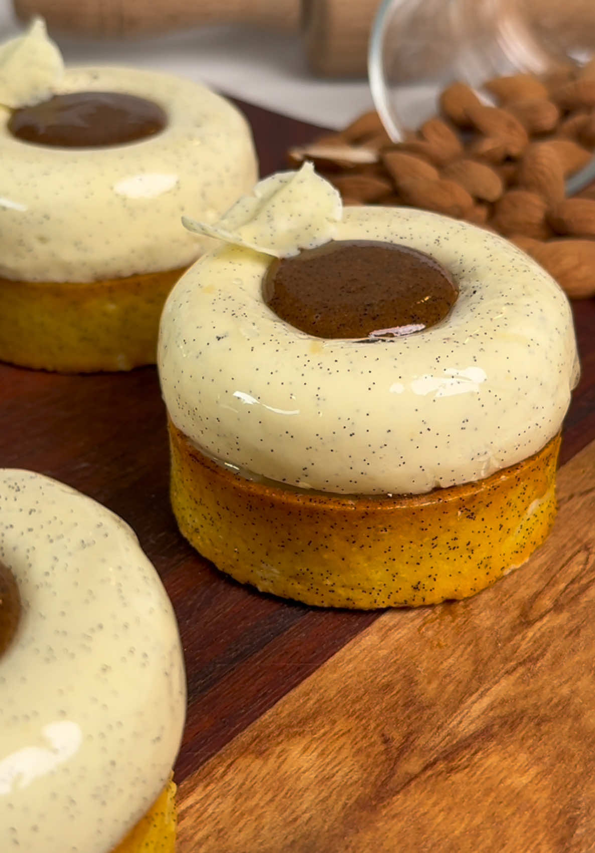 Tarte intensément vanille - Intensely vanilla tart ! - Pâte sucrée vanille - Ganache chocolat blanc vanille  - Gel vanille  - Mousse vanille - Praliné vanille  - Sweet vanilla pastry - White chocolate vanilla ganache  - Vanilla gel  - Vanilla mousse - Vanilla praline  Pour retrouver toutes mes recettes rendez vous sur ma page Instagram dans la story à la une (recette) Pour tout le matériel c’est chez @Avenue Cuisine 🛒 il y’a -10% avec le code IRVIN10 Et pour la magnifique vanille rendez vous dans ma story à la une (vanille) sur Instagram également  🇺🇸To find all my recipes go to my Instagram page in the front page story (recipe) And for the magnificent vanilla, go to my front page story (vanilla) on Instagram too.  #patisserie #pastry #dessert #tarte #tart #vanille #vanilla #creator #Recipe #recette 