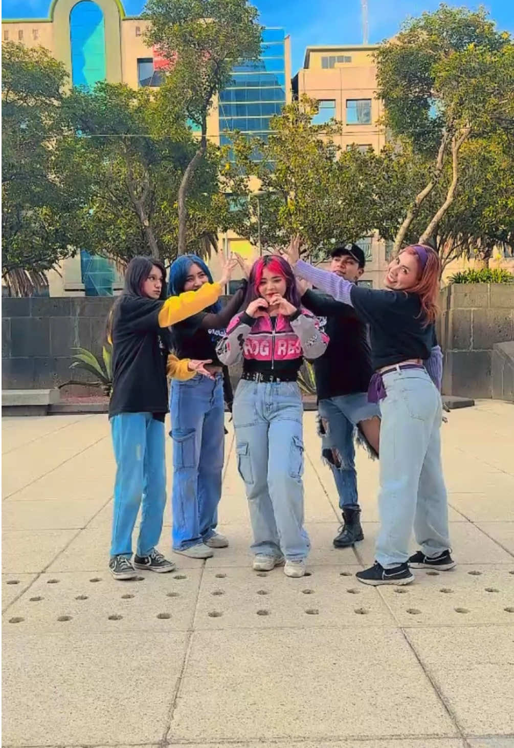 Gracias por todo su apoyo en la última batalla 🩵❤️‍🩹 les queremos muchooooo, felicidades a la ganaradora @Byeol ❤️✨ 💖 Y que lindo ver al equipo Karma cada vez más fuerte ☺️💛 @Kari L @Jossy @𝔊𝔲𝔱𝔱𝔶❤️‍🔥 @Briz 🐨💜  #meraki #meris #dancelive #dance #dancecrew #live #fun #fyp 