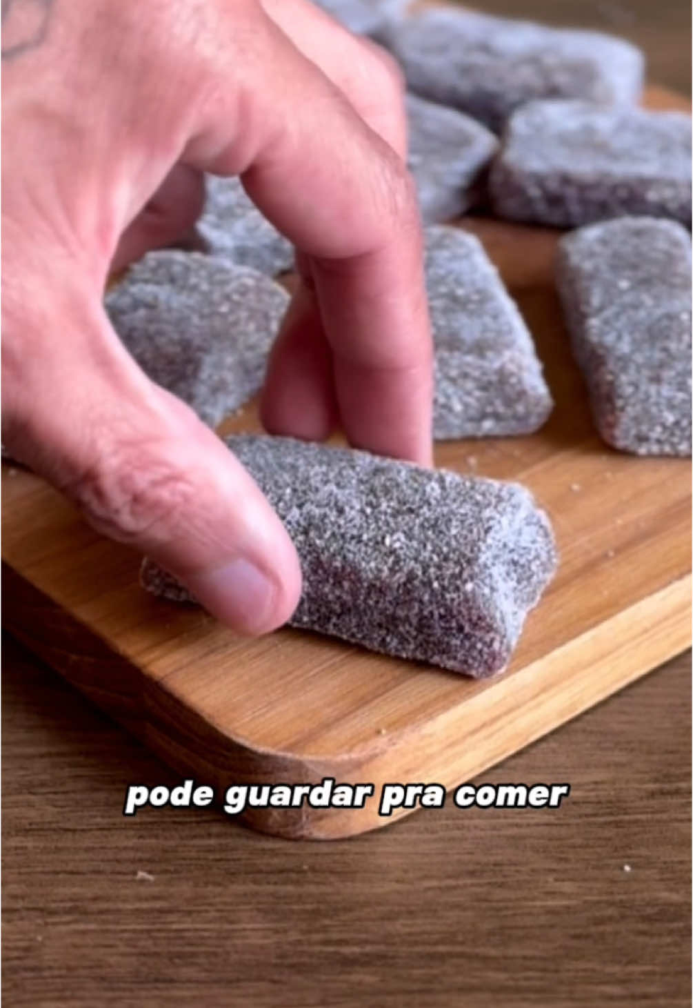 @kauetibaess Ingredientes👇🏾: • - a cada 14 bananas, suco de 1 limão e 2 xíc de açúcar. Kauê, qual o tamanho da banana? Qualquer tamanho, só não pode ser uma pequena (tipo prata) pq vai ficar super doce, aí pode colocar umas 18 bananas. Se for bananão, pode manter o mesmo número (14) que não interfere. • #foryou #fyp #receita #receitas #banana #bananinha