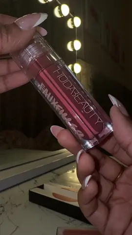 so glossy and shiny ✨ @Huda Beauty @Huda @hudabeautyshop #lipstick #lipgloss #hudabeauty #fauxfiller #crismj #fypp 