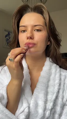 Just a girl who hates the feeling of makeup on my face but also trying to look put together🫧🤍 #grwm #nofilter #nomakeup #nomakeupmakeup #glowyskin #skincare #everydaymakeup #naturalmakeup #erborian #skin #cleangirl 