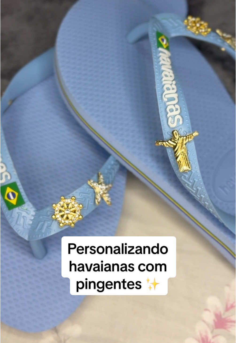 Mais uma personalizada 🩴🩵#havaianas #havaianascustomizadas #verao #havaianasbrasil #havaianasazul #pingente 