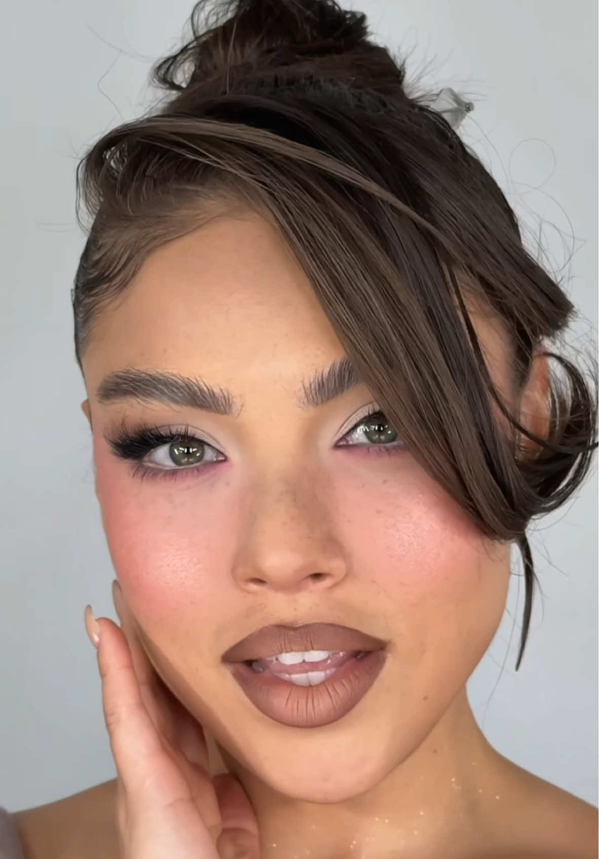 TikTok is back 🎉 Glam on the STUNNING @Granados Vanessa 💕 @hudabeautyshop Ube Birthday Cake powder @Huda Beauty Easy blur foundation  @Too Faced Ribbon wrap mascara @Glossier Brow pencil- Warm brown @milkmakeup Concealer 4N @frankierosecosmetics Primer/Moisturizer  @Scrandie Beauty Bronzer sick-Medium @ILIA Beauty Finishing powder brush & Complexion brush @SKINDINAVIA Setting spray @INGLOT_COSMETICS Eyeliner #77 @Sweed Beauty waterline pencil- Bright . . . #hudabeauty #inglotcosmetics #frankierosecosmetics #toofaced #foryou #fyp #glossier #milkmakeup #milk #makeuptutorial #lamakeupartist #wakeupandmakeup  