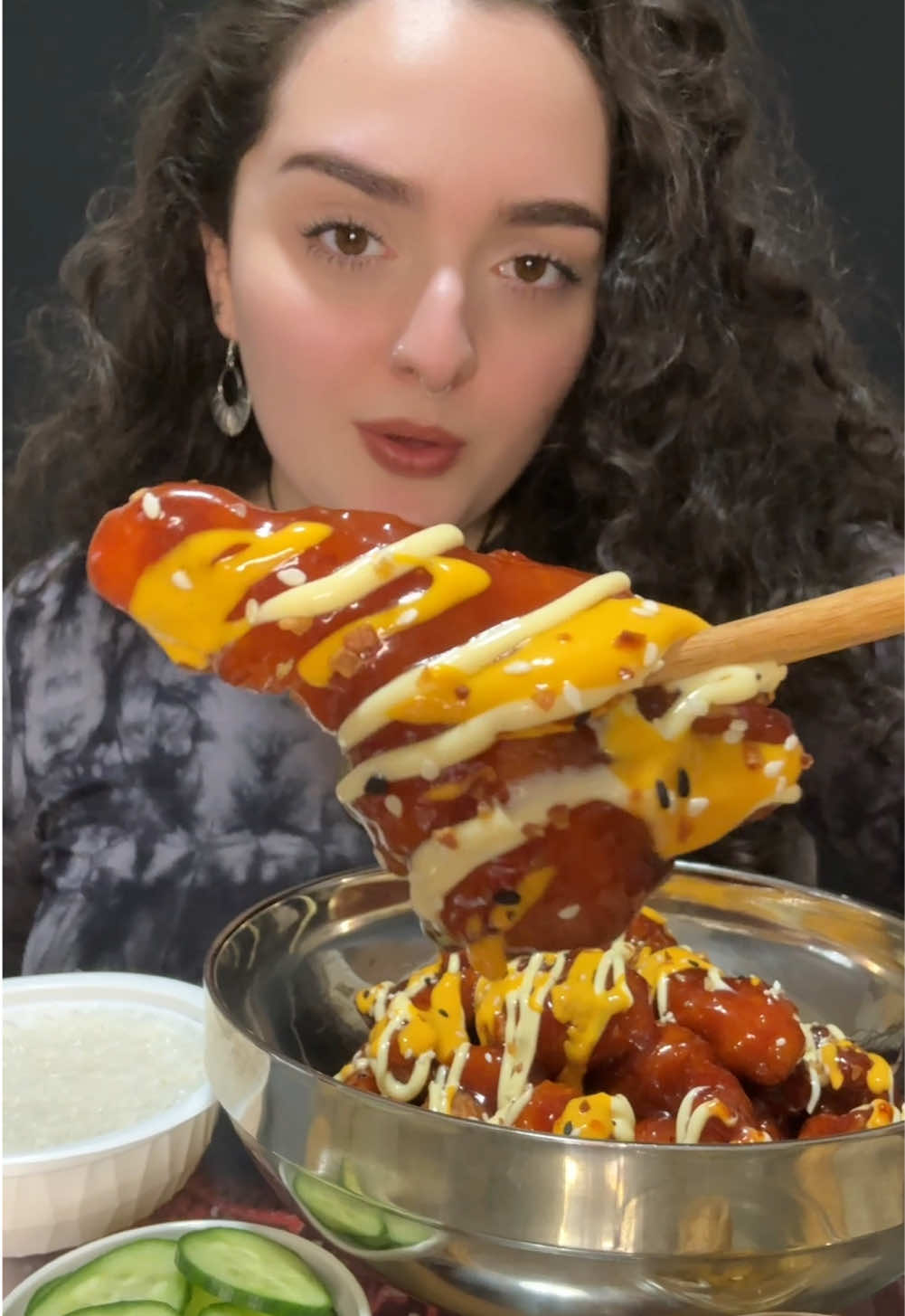 korean fried chicken in gochujang sauce❣️WE’RE BACK!! idk for how long though, make sure you add me on my other platforms!! they are all linked in my bio. LOVE YOU GUYS 🥺🌞 #eatwithme #mukbang #mukbangeatingshow #eatingasmr #foodasmr #mukbangasmr #asmreating #eatingshow #eatingshowasmr #eatingsounds #crunchy#mukbangs #mukbangvideo #eatingsounds  #crunch #crunchyasmr #crunchsounds #crunchysounds #crunchymukbang #koreanfriedchicken #koreanfood 