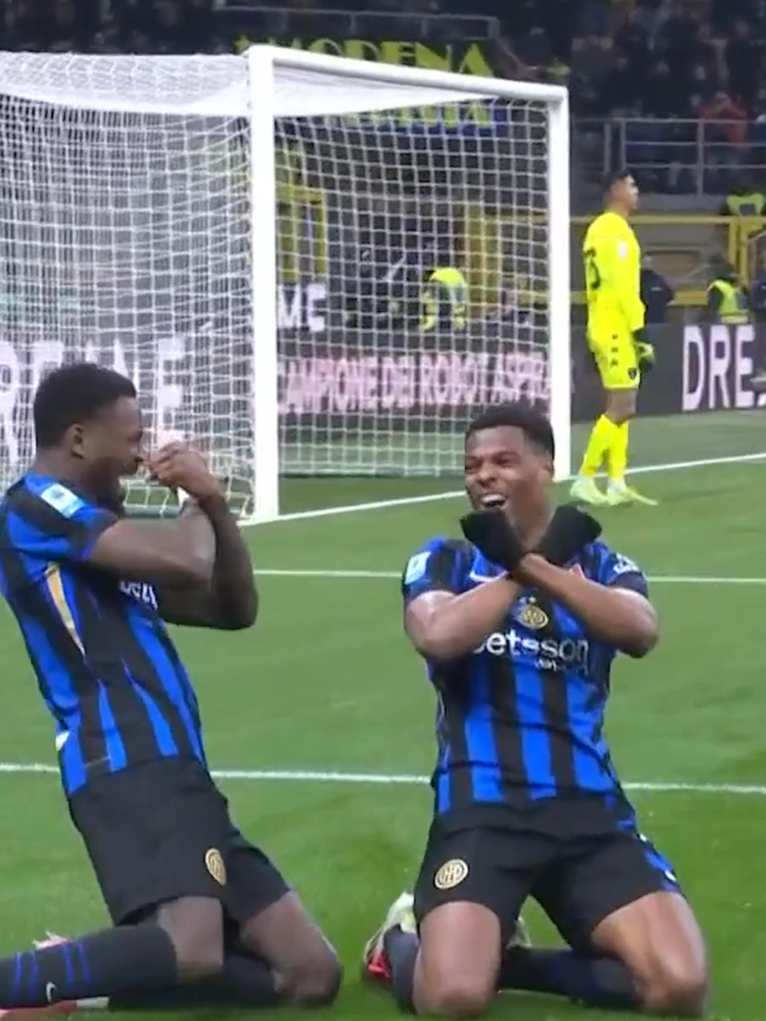 Synchronised celebrations 🕺 Dumfries and Thuram style it up during Inter's 3-1 win over Empoli ⚽️