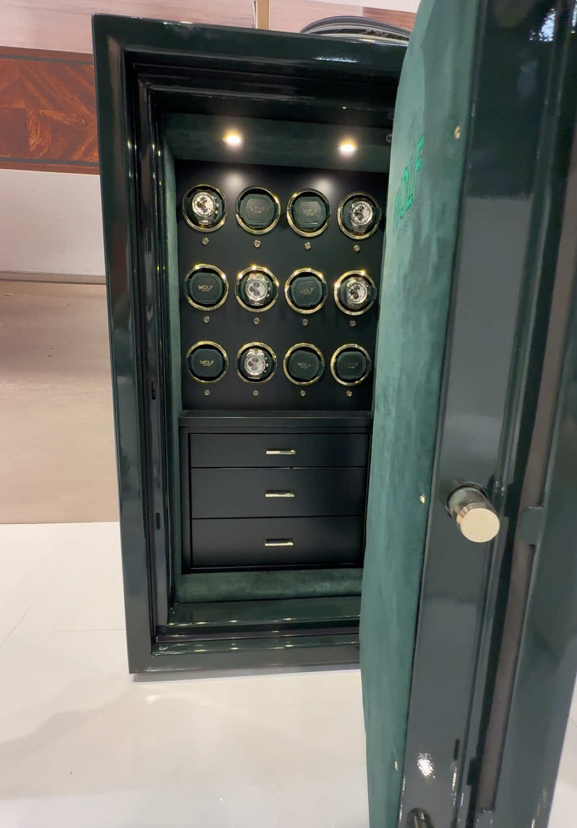 Luxe et sécurité réunis. 🕰️💎 Coffre-fort de luxe blindé, intérieur en béton armé, avec présentoir raffiné pour montres et tiroirs sur mesure.  Quand protection rime avec perfection #coffrefort#luxe#tik#tok#safe#locksmith#wolf 