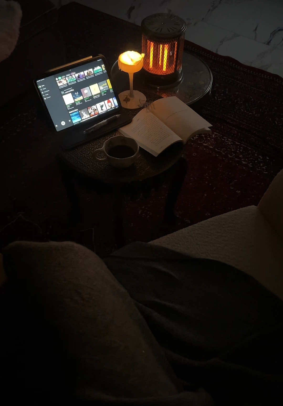 اعشق اجواء الليل🤍🍃 #كتب#قراءة #اخر_الليل#اجواء_الشتاء #روايات#wintervibes #reader #readinglist #قمرا #nightlife 