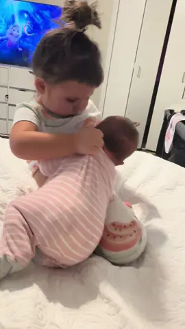 #ifyouwontfeedheriwill #bigsisterlittlesister #babytok 