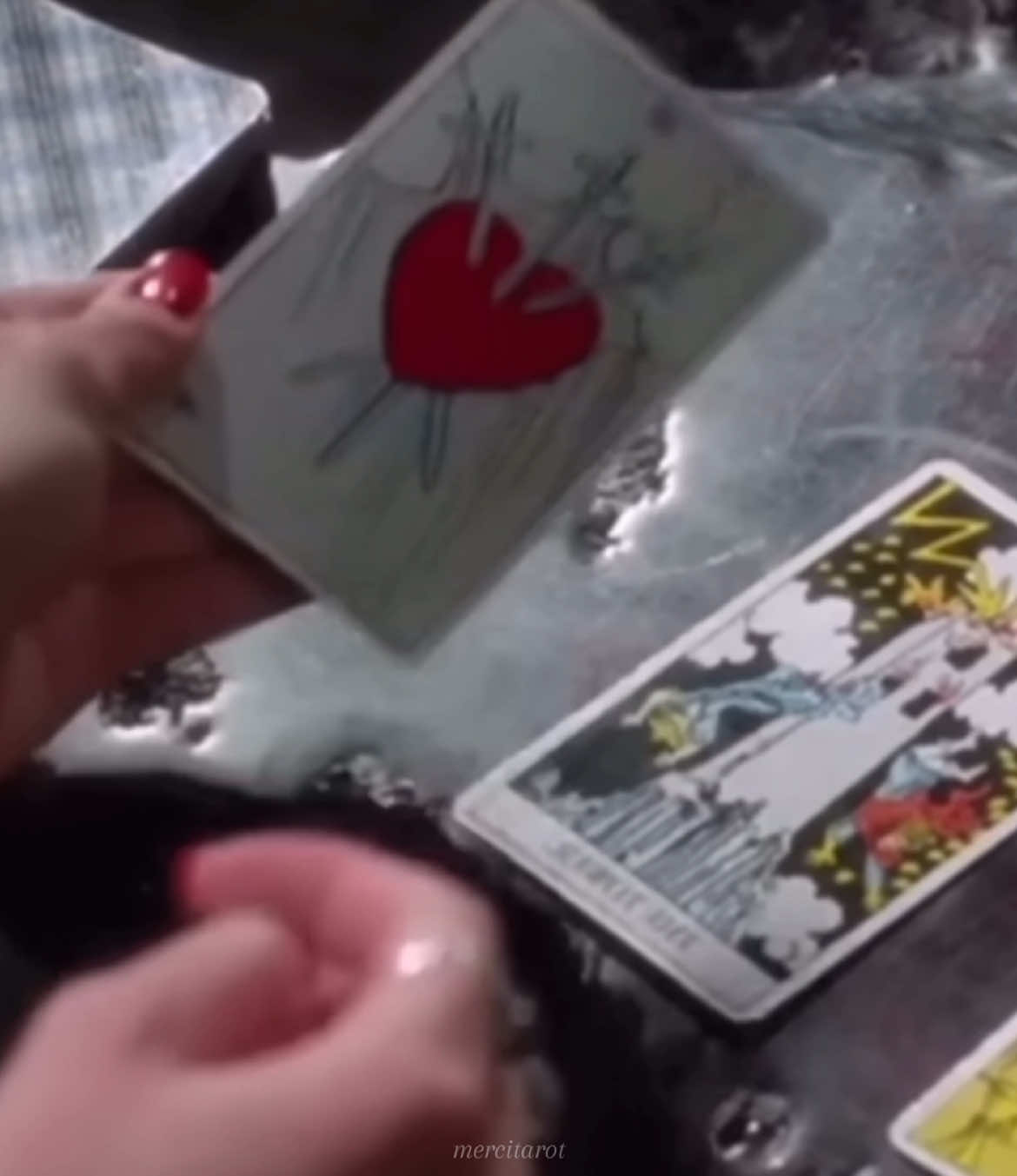 Cartas de Tarot en películas/ series 💃 #tarot #cartastarot #tarotista #tarotcards 
