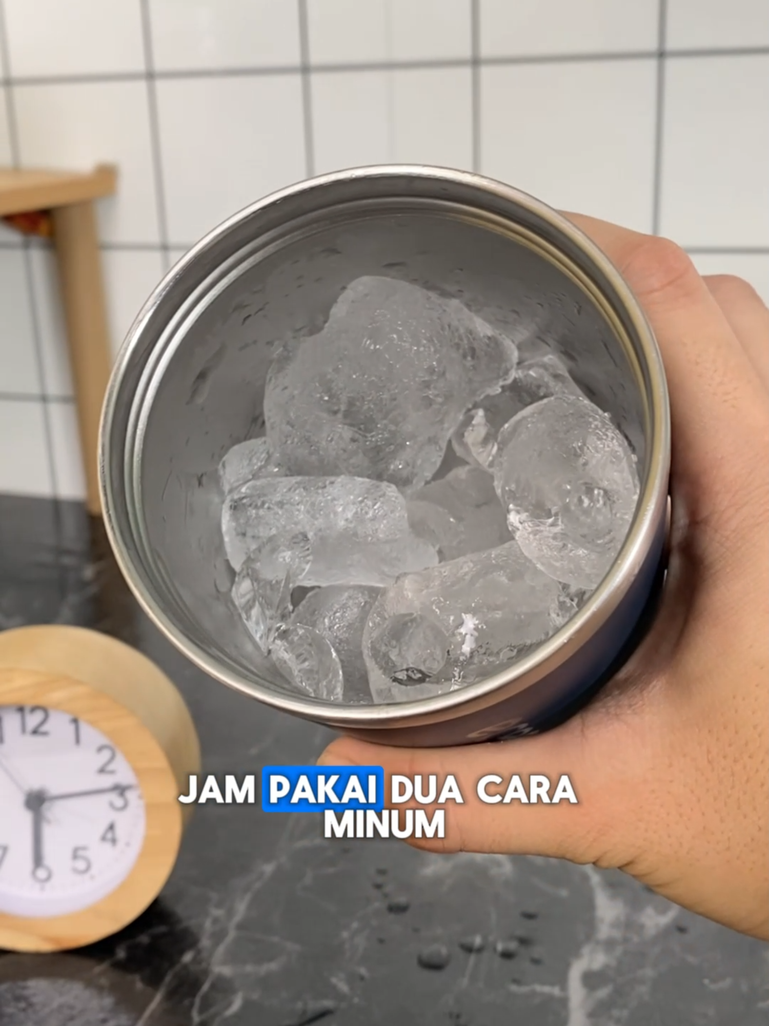 Haus terus? Tenang, tumbler Ecentio 900ml ini solusinya! Bisa tahan panas 14 jam dan dingin 24 jam, cocok banget buat nemenin aktivitas seharian. Klik keranjang kuning untuk dapetin tumbler kece ini! #tumbler #tumblerstainless #botolminum #hidrasi #minumansegar #ecentio