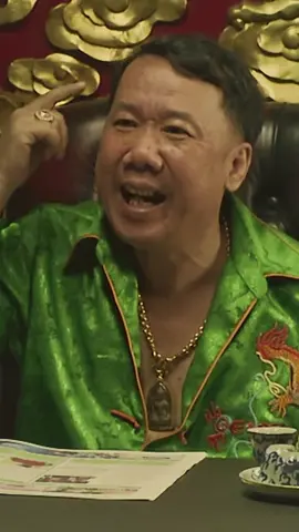 แสบสนิท ศิษย์ส่ายหน้า สนิท (แดน วรเวช) พ่อค้าก๋วยเตี๋ยวรสเด็ด ที่ฝันอยากเป็นนักมวย โดยมีแฟนสาวชื่อ สวย (จ๋า ณัฐฐาวีรนุช) และกลุ่มเพื่อนสายฮาที่พยายามช่วยสอนเชิงมวยให้ ไม่ว่าจะเป็น สอง (โก๊ะตี๋ อารามบอย) , เสนาะ (จิ้ม ชวนชื่น) , สิทธิ์ (ค่อม ชวนชื่น) เมื่อสนิทได้แสบคอยรับหน้าที่สอนมวยให้ พร้อมกับแรงยุส่งและคำปรึกษาเพี้ยนๆ จากกลุ่มเพื่อนสายฮา รวมทั้งกำลังใจจากแฟนสาว แต่แค่ความฝันเรื่องมวยยังมีอุปสรรคไม่มากพอ ความรักก็มามีปัญหาที่พ่อตาไม่ชอบขี้หน้าเขาอีก! #แสบสนิทศิษย์ส่ายหน้า #tiktokบันเทิงสนุกสนาน #ภาพยนตร์ไทย #บันเทิงtiktok #tiktokบันเทิง