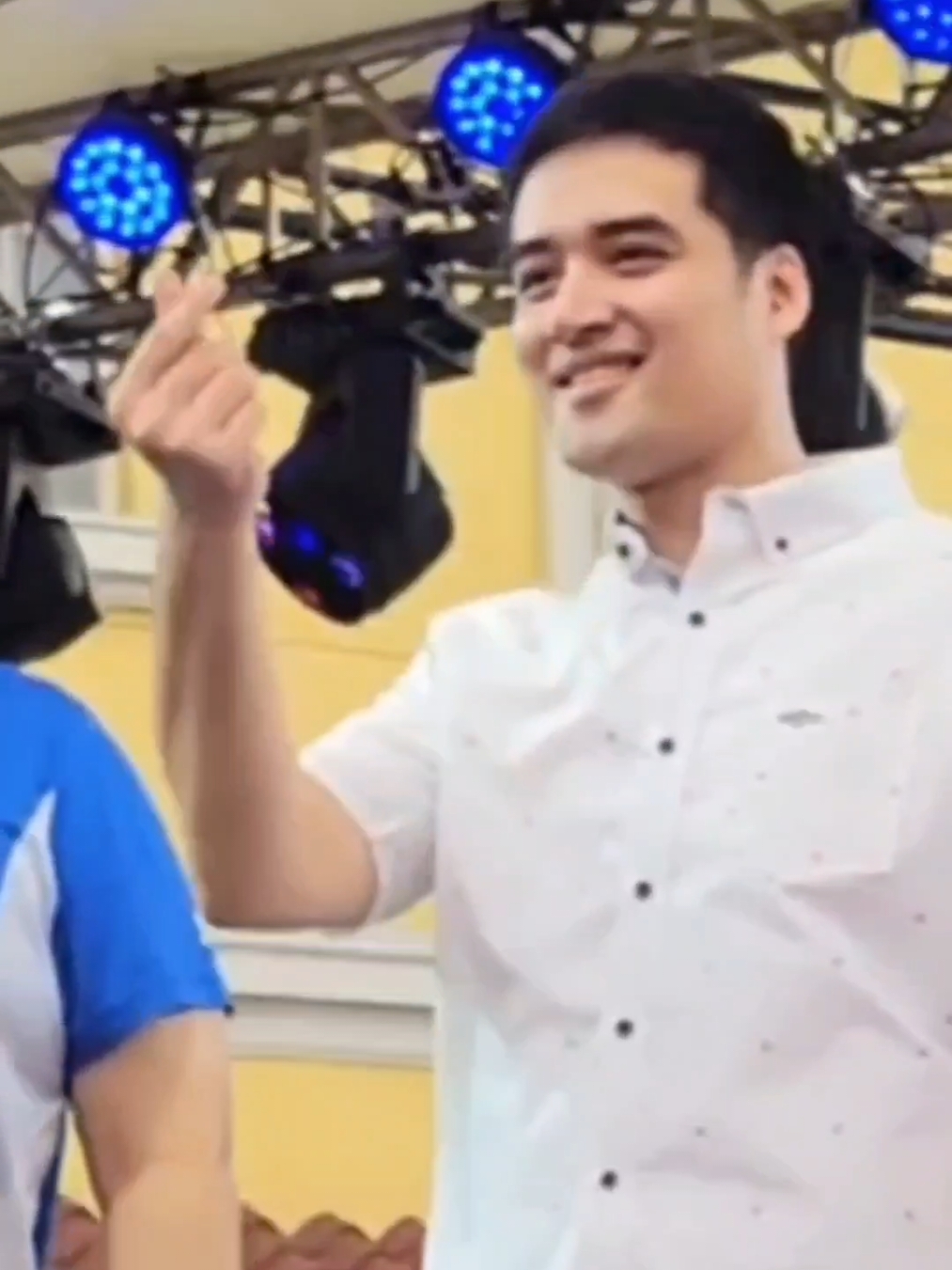 Ang sweeeetttttt! Yung sugar mo po, Mayor! Nakailang candy si Mayor? 😂 #vivapitseñor2025 #bambinodepasig2025 #mayorvicosotto #pasigcitymayor #cute #handsome #capturedbychella 