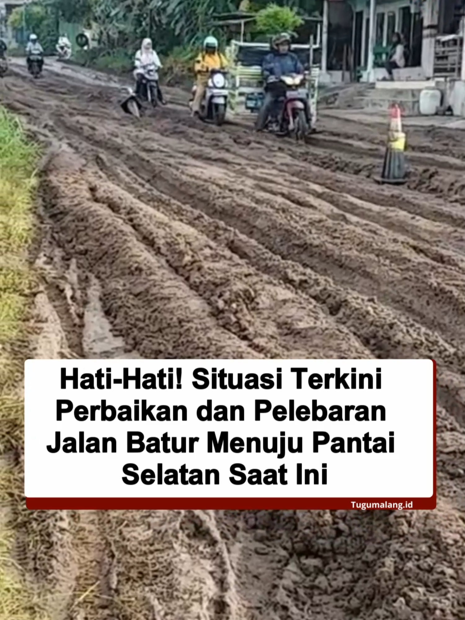 Program pelebaran jalan menuju Pantai Selatan terus dikerjakan. Namun, pengurukan pasir di tengah musim hujan menyebabkan jalanan berlumpur. Kondisi ini membuat banyak pengendara kesulitan melintasi area tersebut. Situasi ini terekam pada video yang diambil pada 16 Januari 2025.   Tetap waspada dan berhati-hati saat melintasi jalan ini, terutama di musim hujan!   Sumber 🎥 Fb @ gatot sugrabriel  Baca berita selengkapnya di tugumalang.id