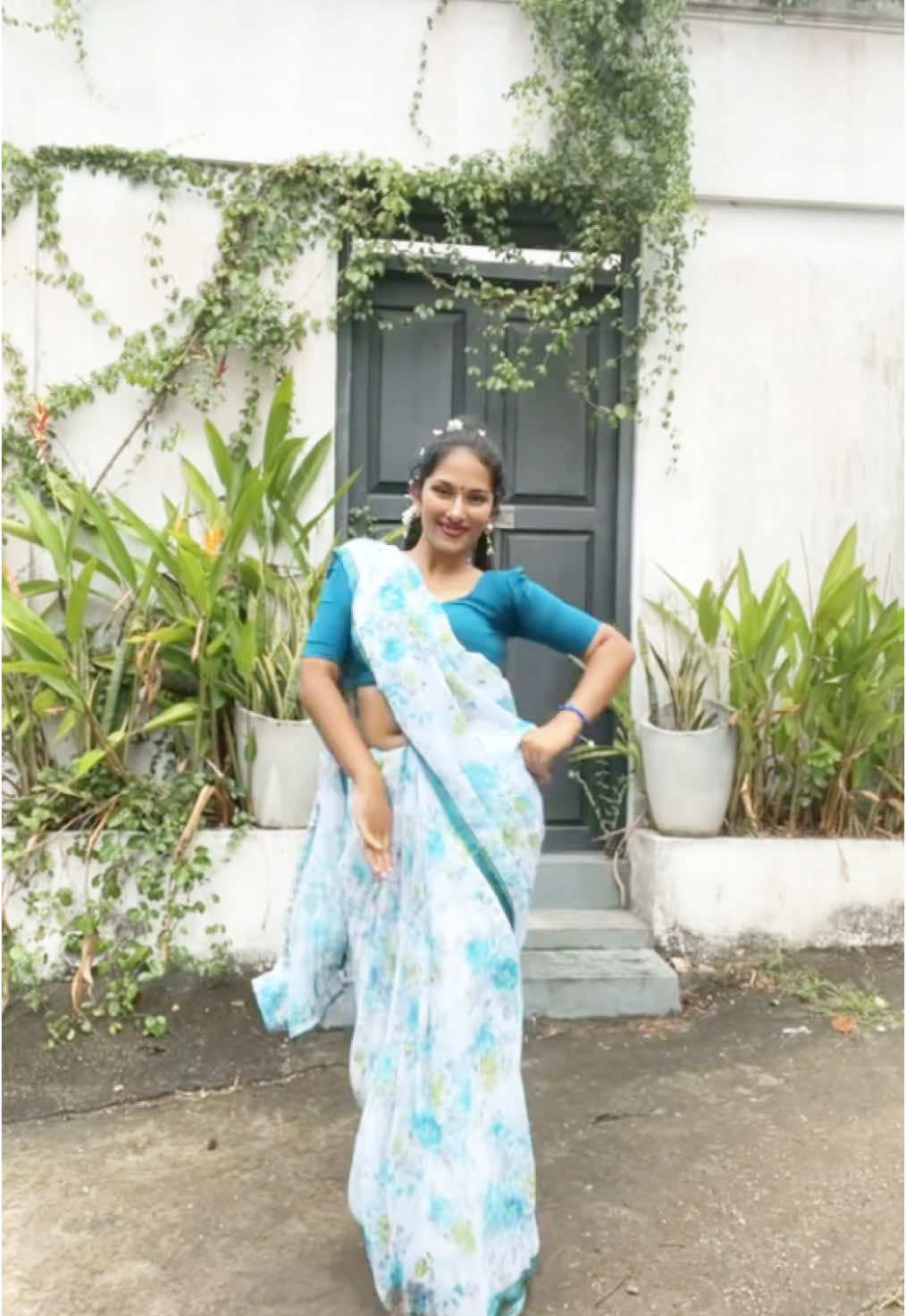 Aww this song🥹💃🏻#fypシ #yaathiyaathi #trendingvideo #danceindia #srilankan_tik_tok🇱🇰 #shaini #tamilvibe  @Rashmi Madushika  @Riyo  @anliya_offl 