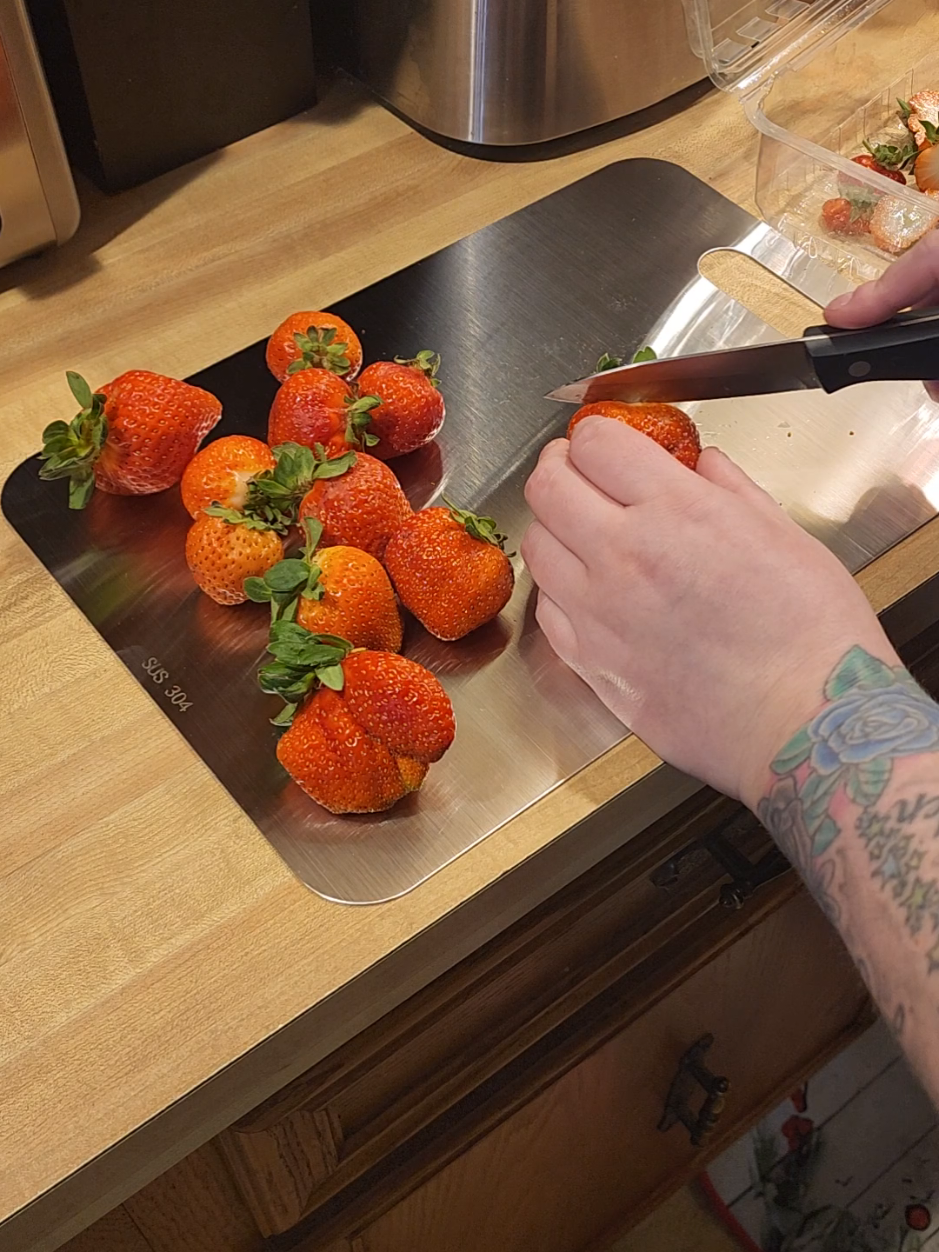 #stainlesssteelcuttingboard #stainlesssteel #cuttingboard #DidYouKnow #kitchenhack #kitchen #themoreyouknow #mealprep #trending #foryou #spotlightfinds #viralvideo 