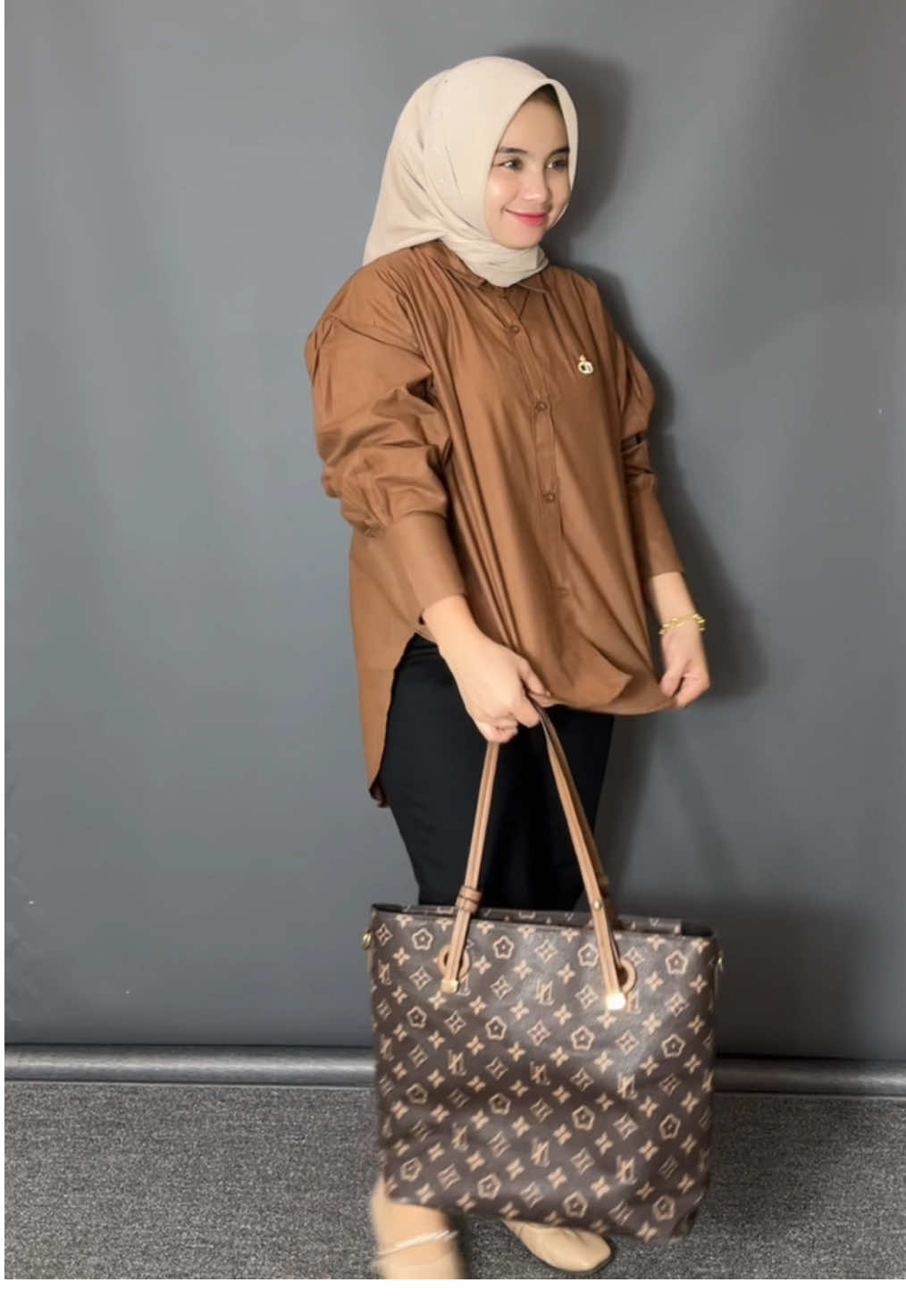 #kemejaoversize #atasanwanita #kemejawanita #ootdhijabstyle #outfitideas #outfits 