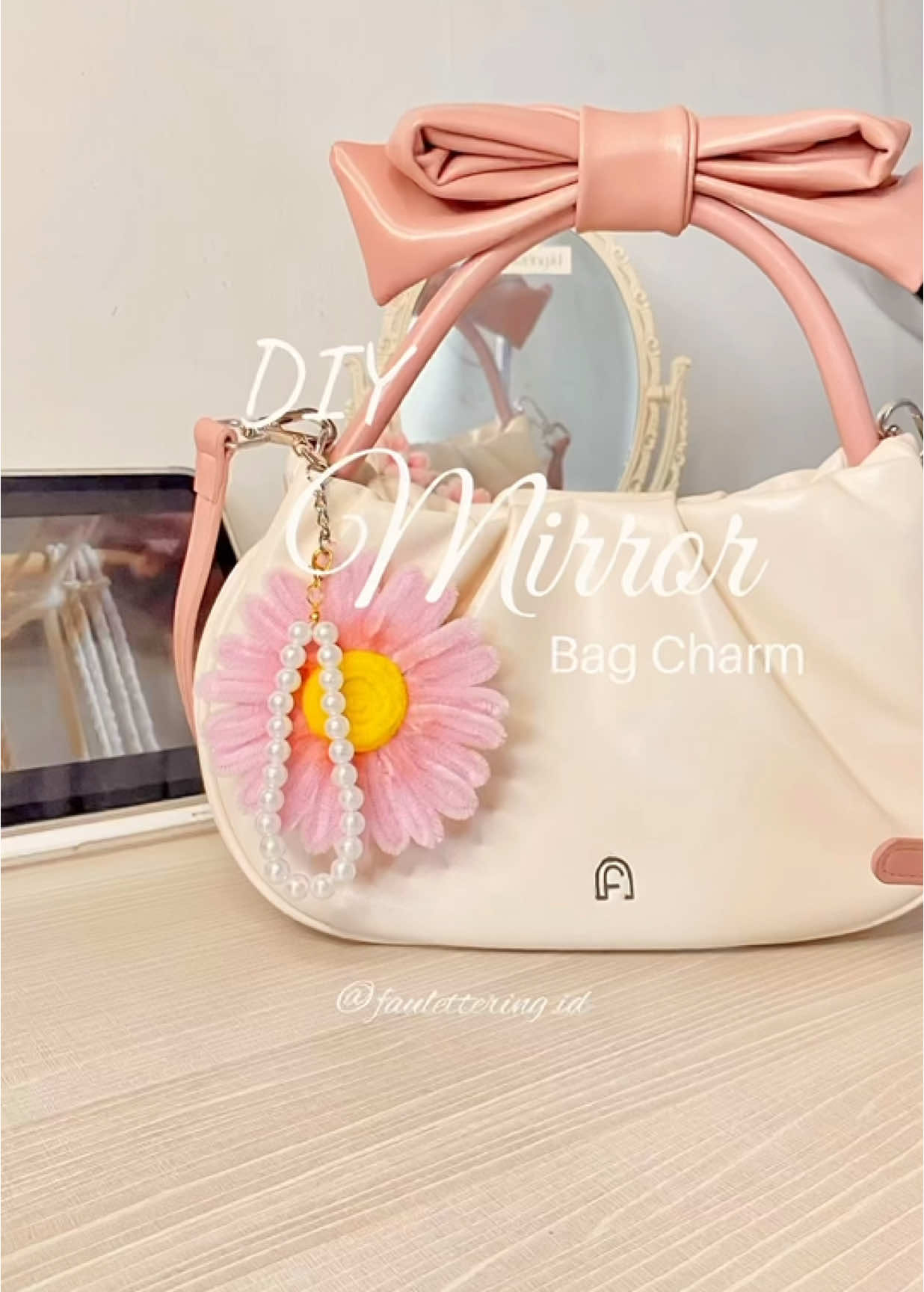 DIY Mirror Bag Charm. Selain cute Bag Charm ini juga multifungsi. Bisa buat bercermin 😍 mau samaan? Bisa banget di toko oren cari faulettering.id yaaaa 🥰🌸 #diyproject #diyprojects #diycraft #kawatbulu #pipecleanerart #pipecleanerflowers #handmade #SmallBusiness 