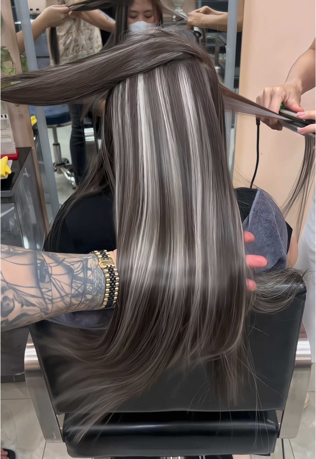 Nhuộm Hight đẹp cho em gái đến từ Quận Bình Tân #Nhuộm_Hilight #màu_tóc_đẹp #kẹptocxinh 